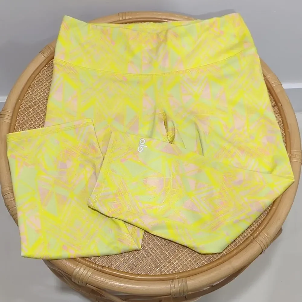 Alo Yoga Airbrush Capri in Zest Indigo Yellow Geometric Women's Size S